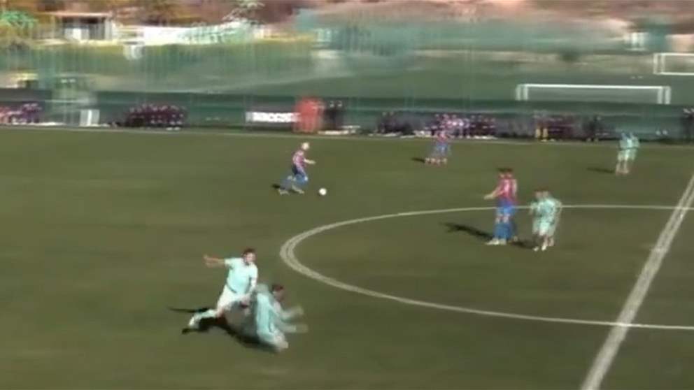 فيديو - لاعب يعتدي على زميله في مباراة