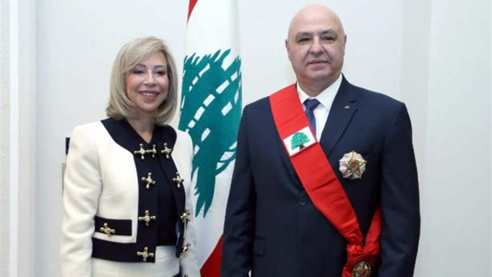 بصورة من الذاكرة.. السيدة الأولى تُعايد الرئيس! (صورة)