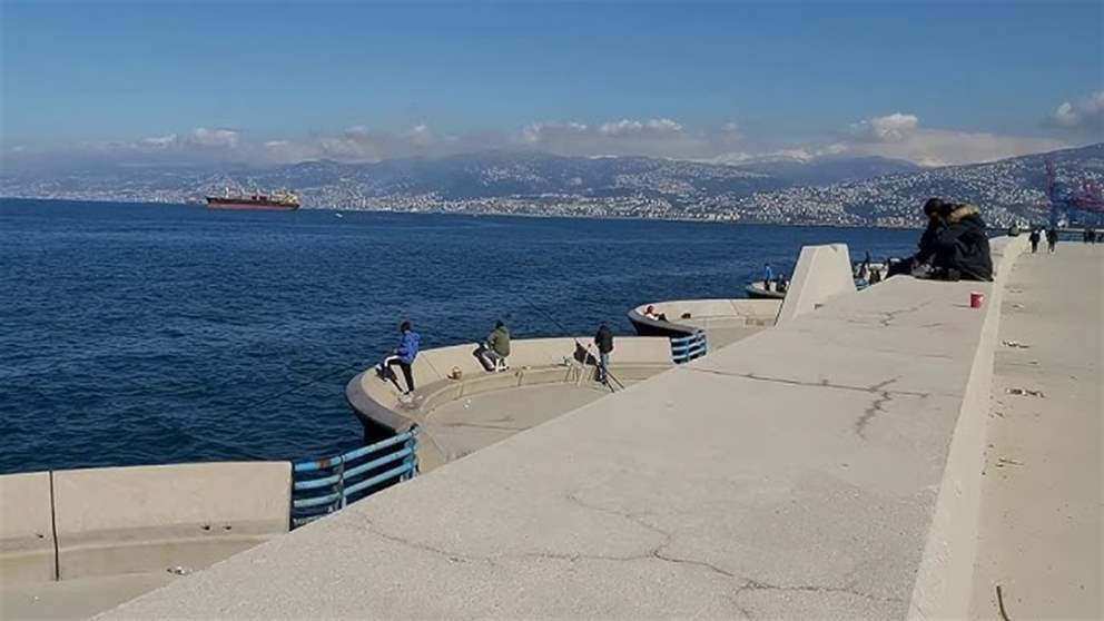 أمواج قوية تضرب واجهة بيروت البحرية (فيديو)