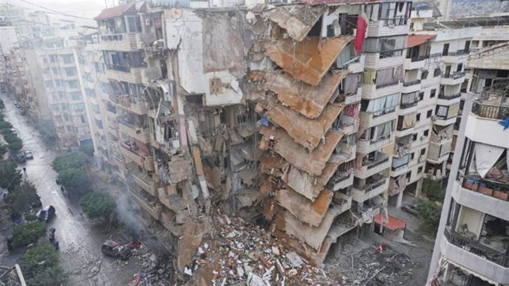 بعد تضرره في الحرب.. لحظة انهيار مبنى! (فيديو)