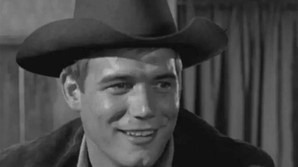 وفاة النجم الأميركي روجر إيوينغ بطل مسلسل "غانسوك" عن عمر 83 عامًا