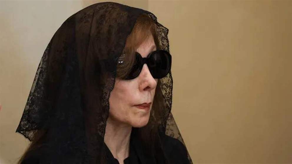 لحظة خروج فيروز من الكنيسة بعد انتهاء صلاة الجنازة عن راحة نفس نجلها هلي (فيديو)