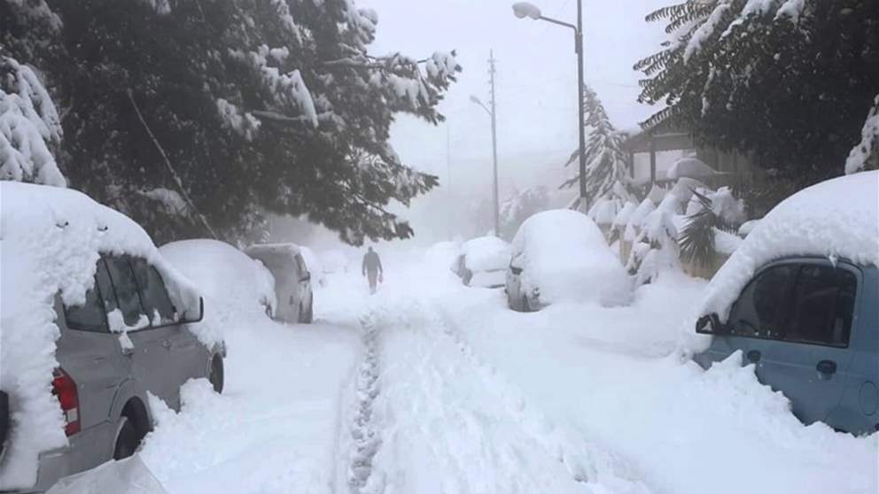 الثلوج غمرت السيارة.. وعملية انقاذ ناجحة (فيديو)