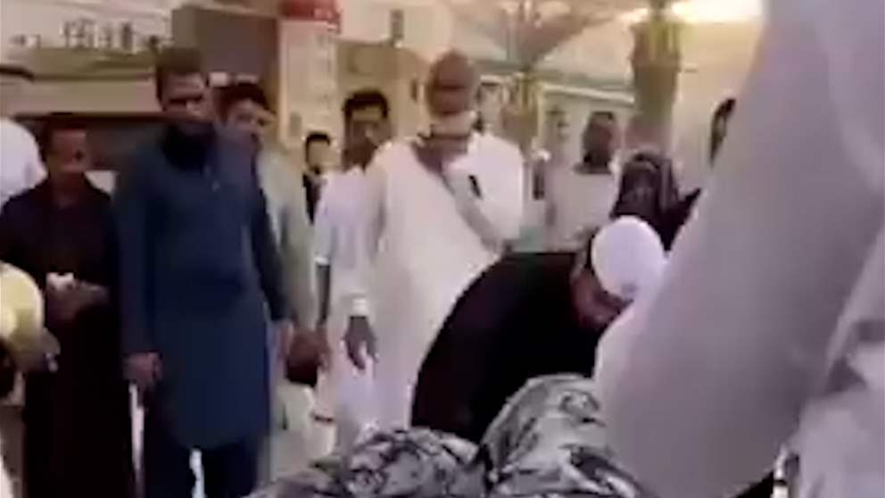 حادثة مرعبة.. حاول خنق والده "طمعاً بالجنة" (فيديو) 