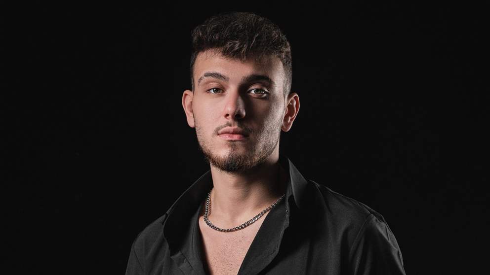 الشامي يحتضن طفلة باكية خلال حفله في دبي ويثير ضجة واسعة 