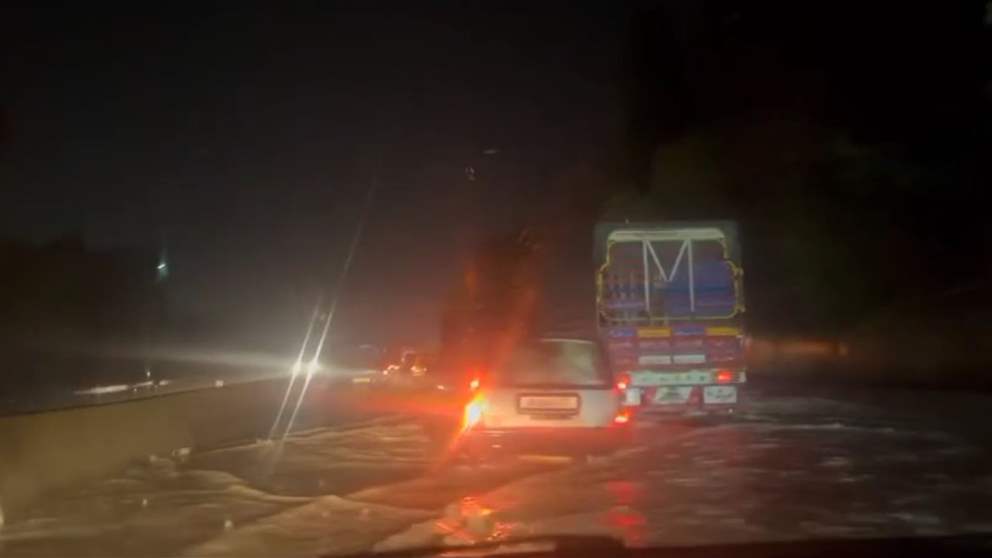 بالفيديو - غرق أوتوستراد شكا–طرابلس وتعطل سيارات وسط الطريق  