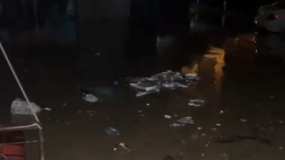 بالفيديو  - بحيرة أمطار تشل المرور عند مدخل مخيم البداوي  