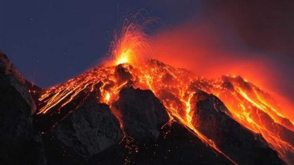 في مشهد مهيب.. نوافير نار من باطن الأرض (فيديو)