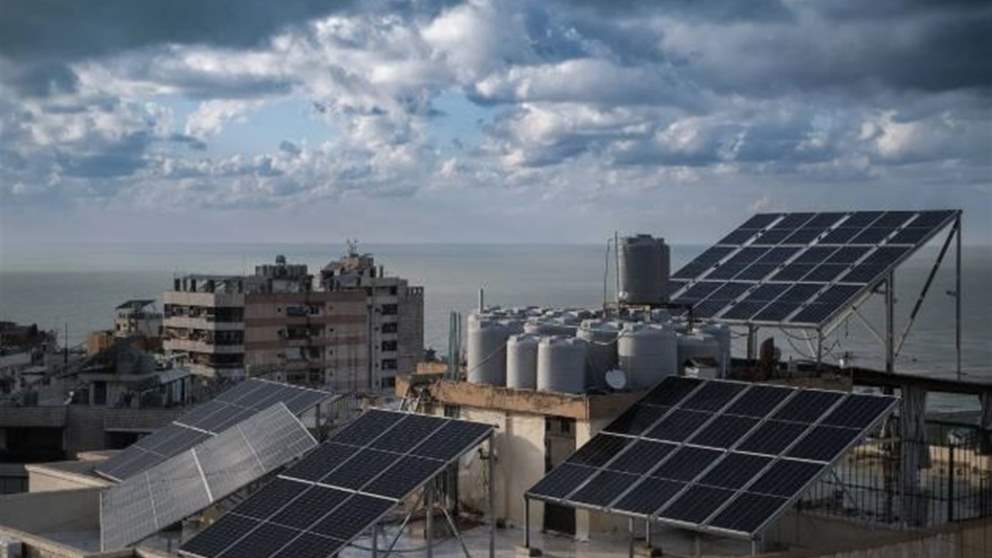 بعدما طارت ألواح الطاقة.. أين استقرت.. ومهندس يحذر! (فيديو)