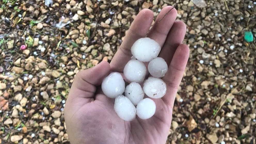  حبات برد ضخمة في النبطية! (فيديو)