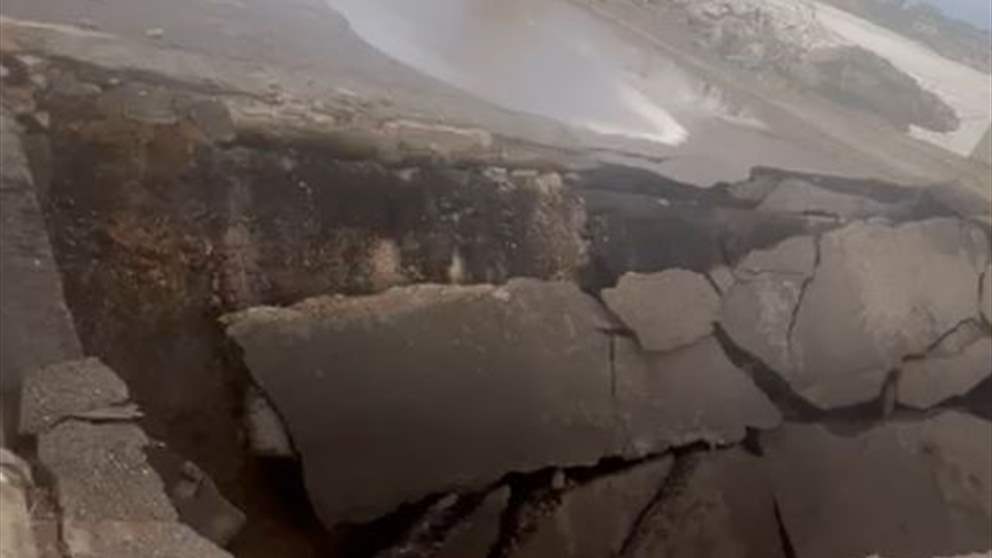  بالفيديو - انهيار جسر العريضه على الحدود اللبنانية - السورية بالكامل 