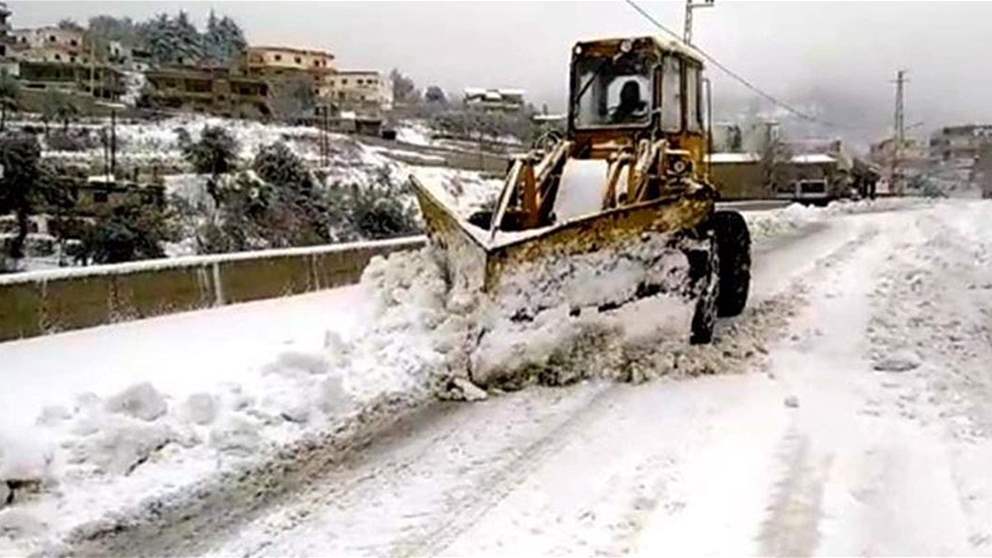 بعد تراكم الثلوج جرافة تفتح الطرقات (فيديو)