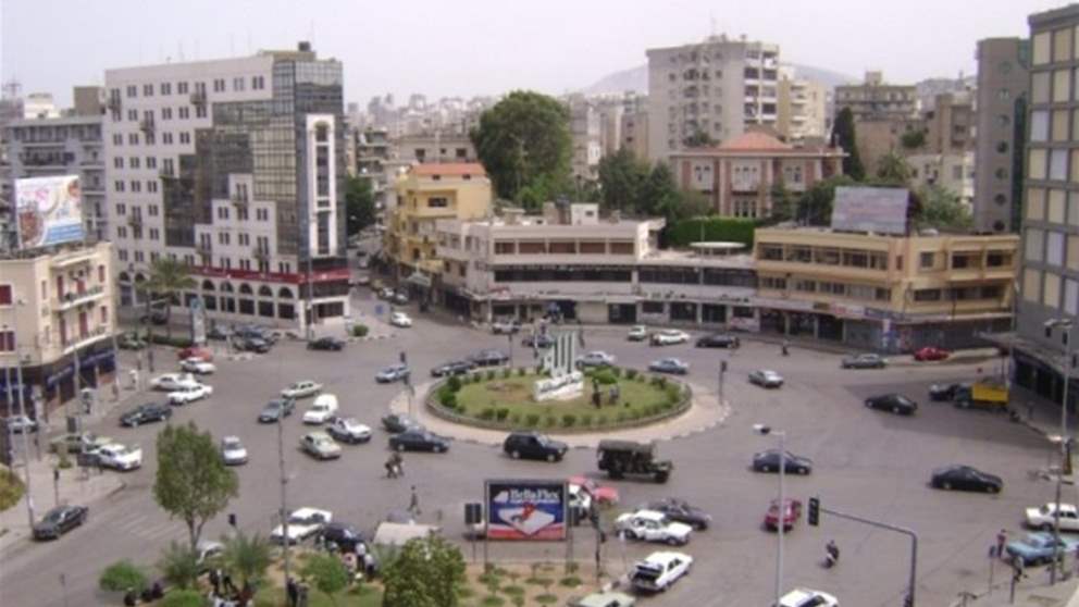 انهيار صخري وسط الطريق (فيديو)