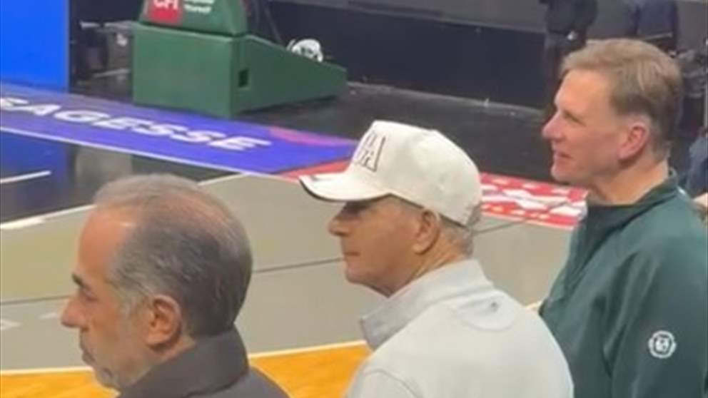 السفير الأميركي في الملعب خلال مباراة الحكمة والرياضي (شاهد الفيديو) 