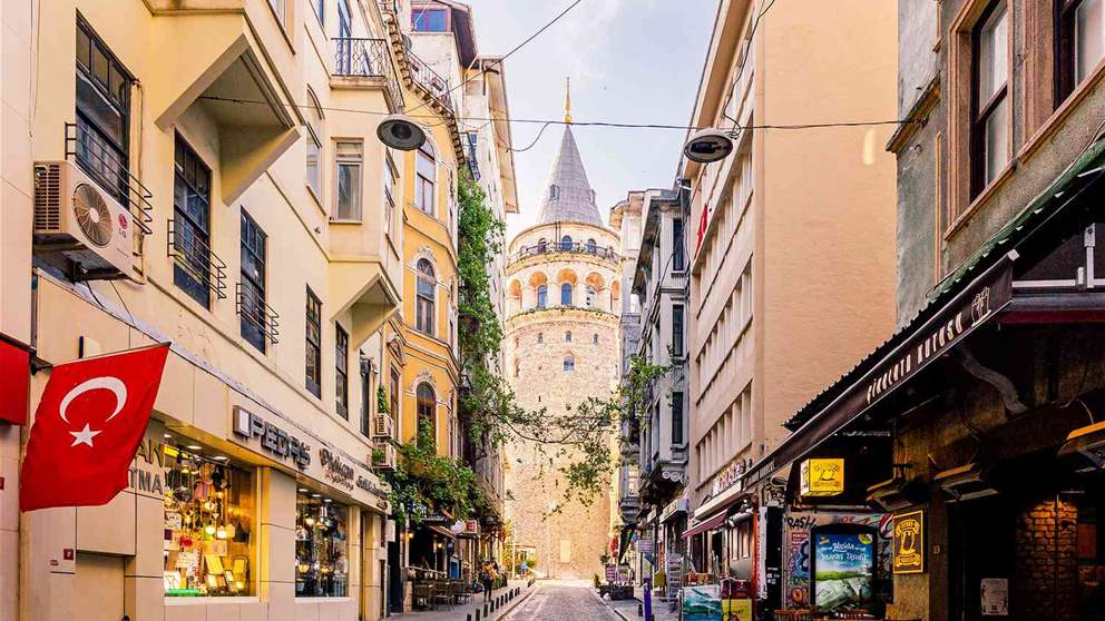 الطرد انفجر في وجهه - شاهد الفيديو