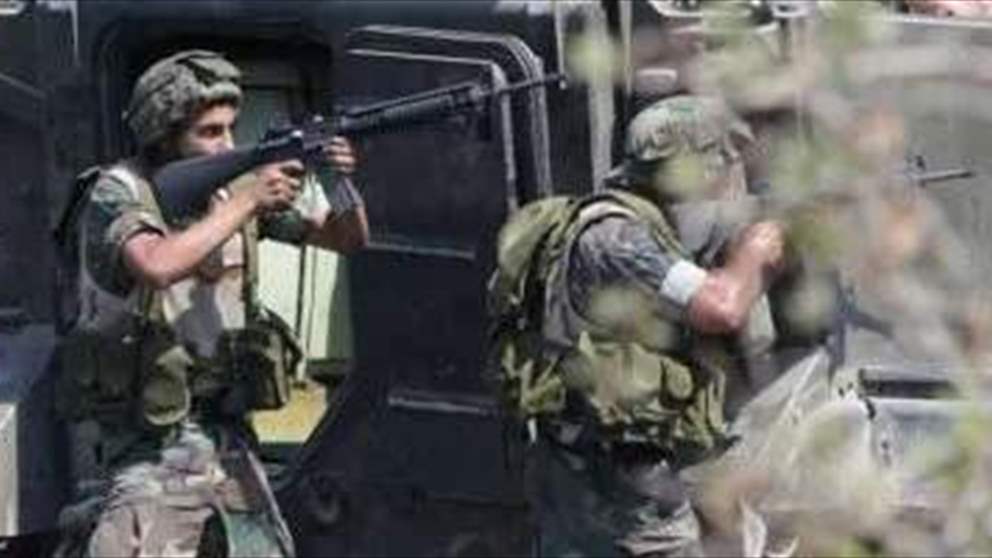 إطلاق النار والاتجار بالأسلحة… الجيش يداهم منازل 4 مطلوبين