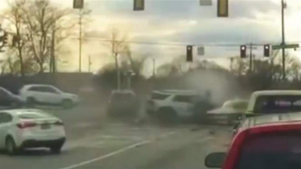 دعست "بنزين بدل الفريم".. حادث غريب على الطريق (فيديو)