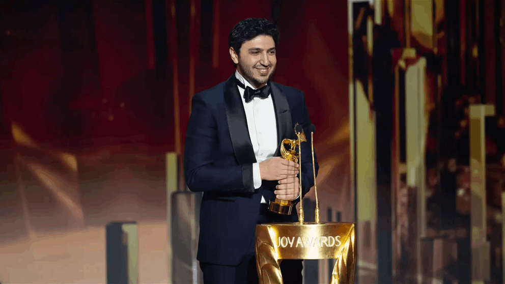 محمد فضل شاكر يعلن حمل زوجته خلال تكريمه في Joy Awards