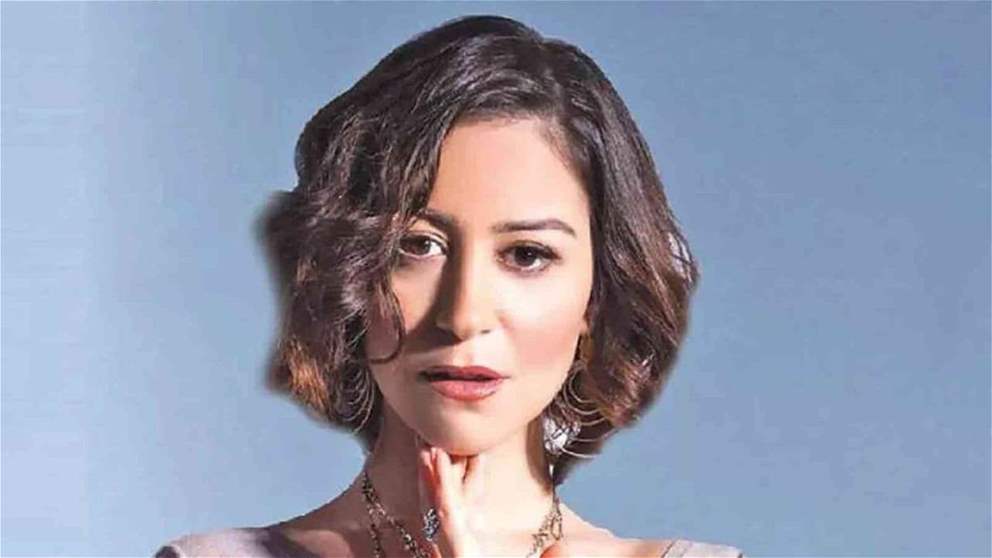 لقطة عفوية تشعل Joy Awards… منة شلبي تربك رزان جمال على الهواء