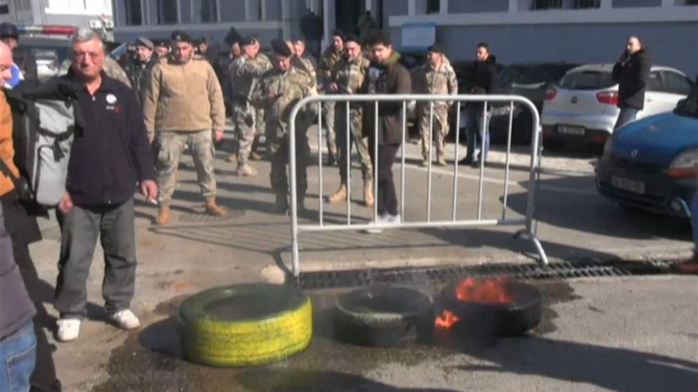 بالفيديو - اهالي ضحايا مرفأ بيروت يحرقون الاطارات أمام مبنى الجمارك