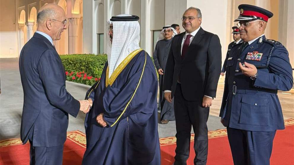 الحجار يصل الى البحرين.. واجتماعات مقررة في سبيل تطوير التعاون الثنائي