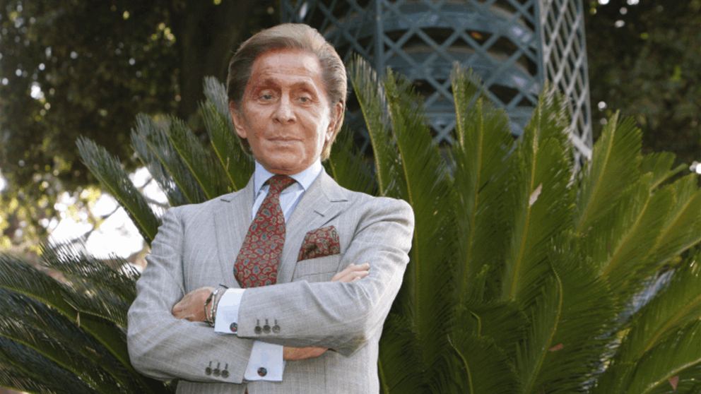 رحيل أسطورة الأزياء الإيطالية فالنتينو غارافاني عن 93 عامًا