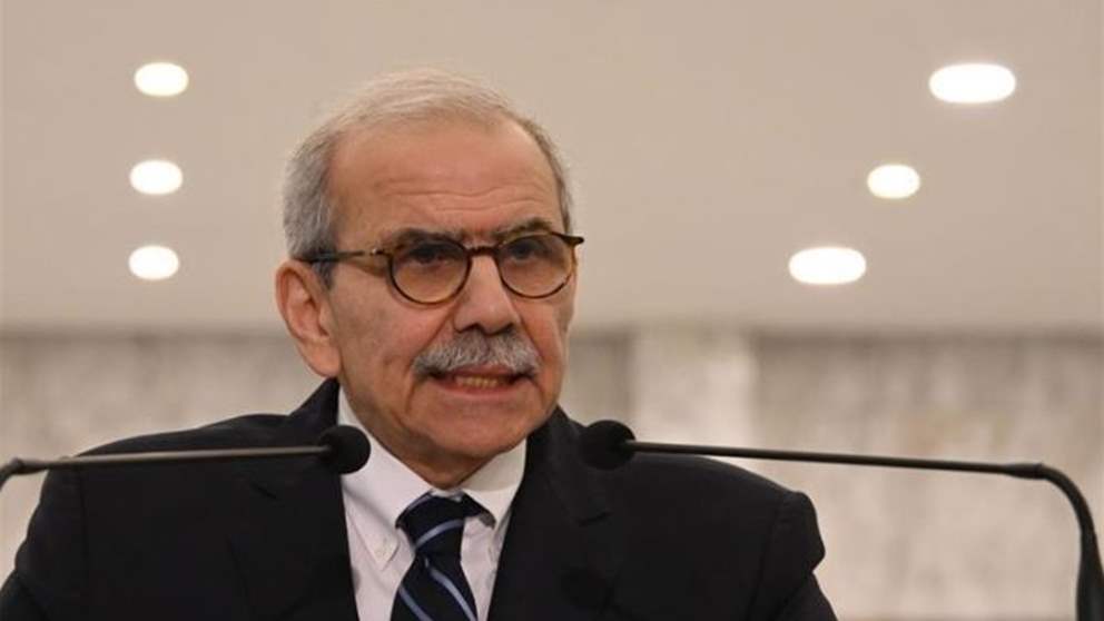 سلام يواكب الغارات من دافوس