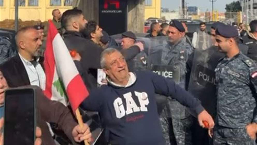 بندورة على مبنى الجمارك.. تجدد احتجاج الأهالي (فيديو)