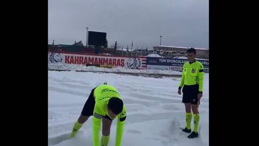 فيديو - الثلوج تُغرق الكرة والحكم يؤجل المباراة