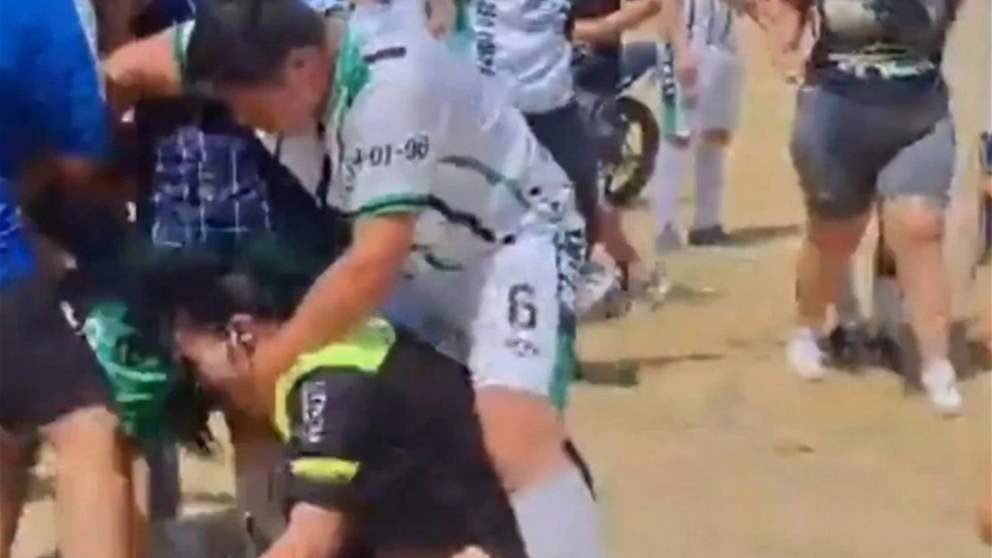 فيديو - اعتداء صادم على حكمة شابة