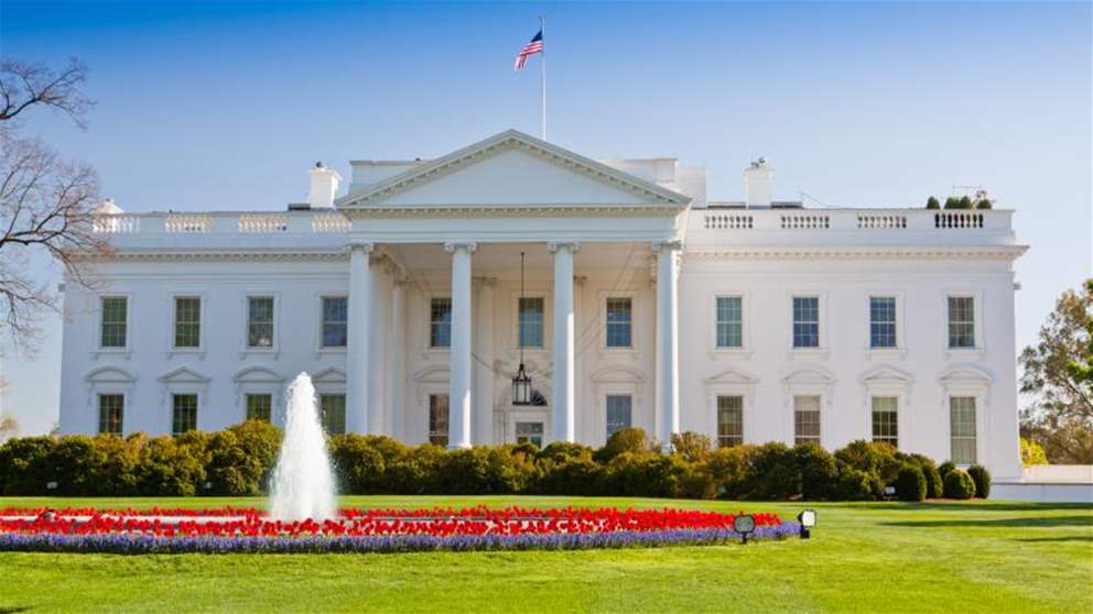 برفقة بطريق.. ترامب يدخل غرينلاند! (صورة)