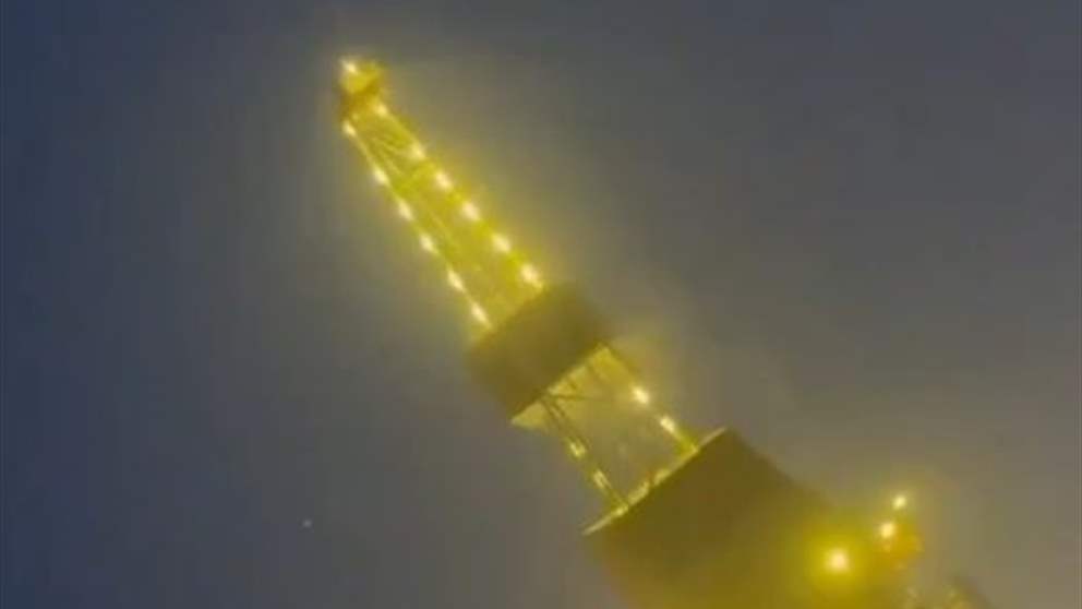 انهيار منصة نفطية - شاهد الفيديو