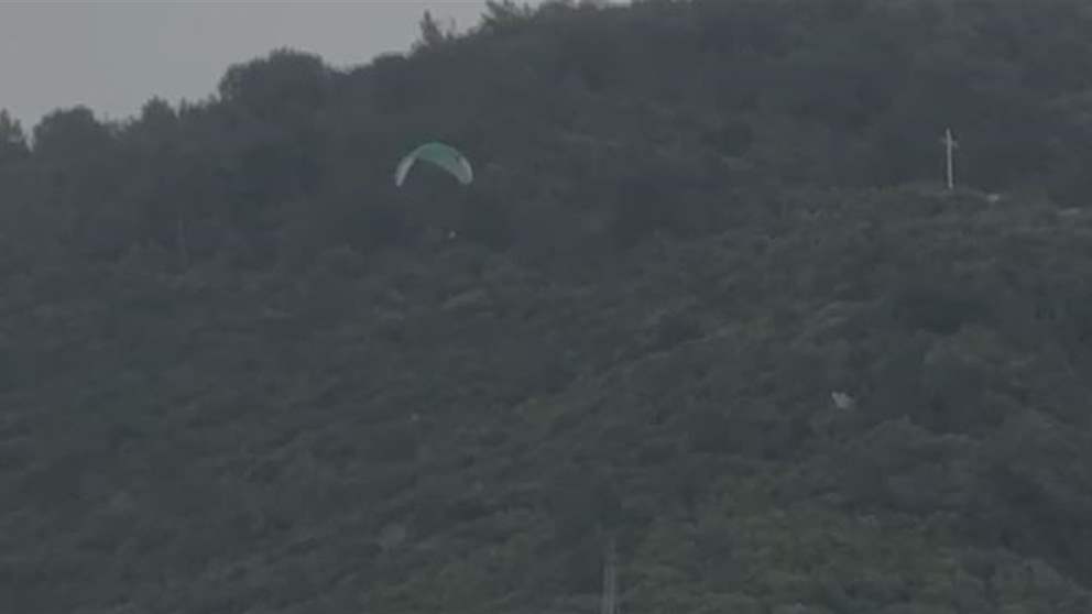 سقط في الجل.. نجاة طيار شراعي - شاهد الفيديو