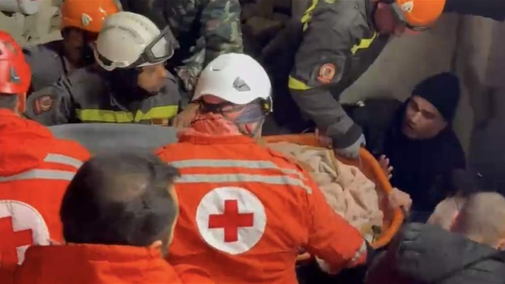 بالفيديو.. بعد أكثر من 17 ساعة فرق الإنقاذ تنتشل والدة من تحت الأنقاض