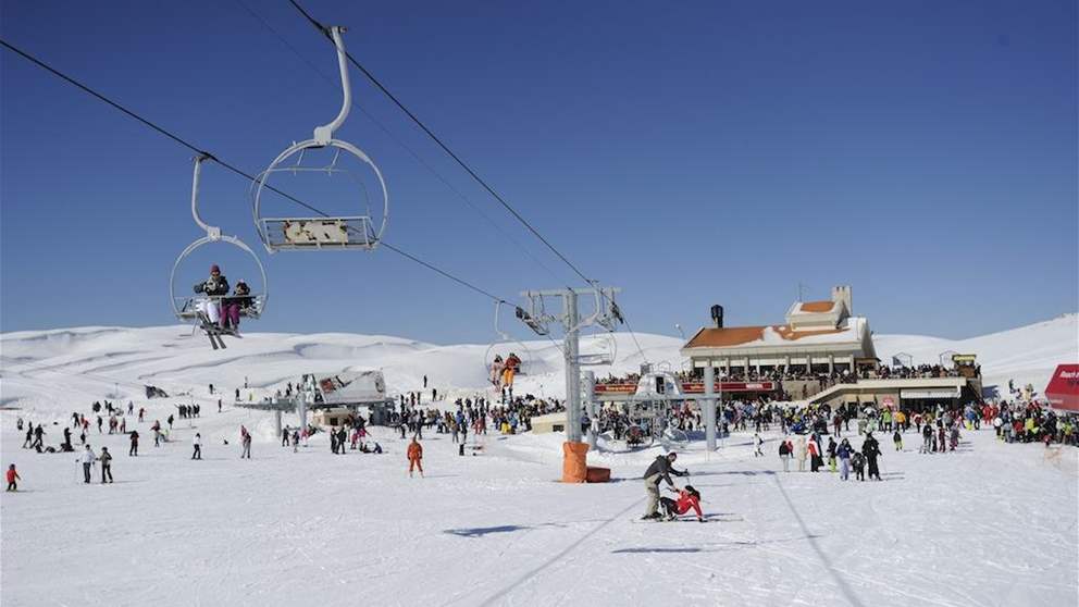 زحمة خانقة.. وسيارات عالقة بين الثلوج (فيديو)