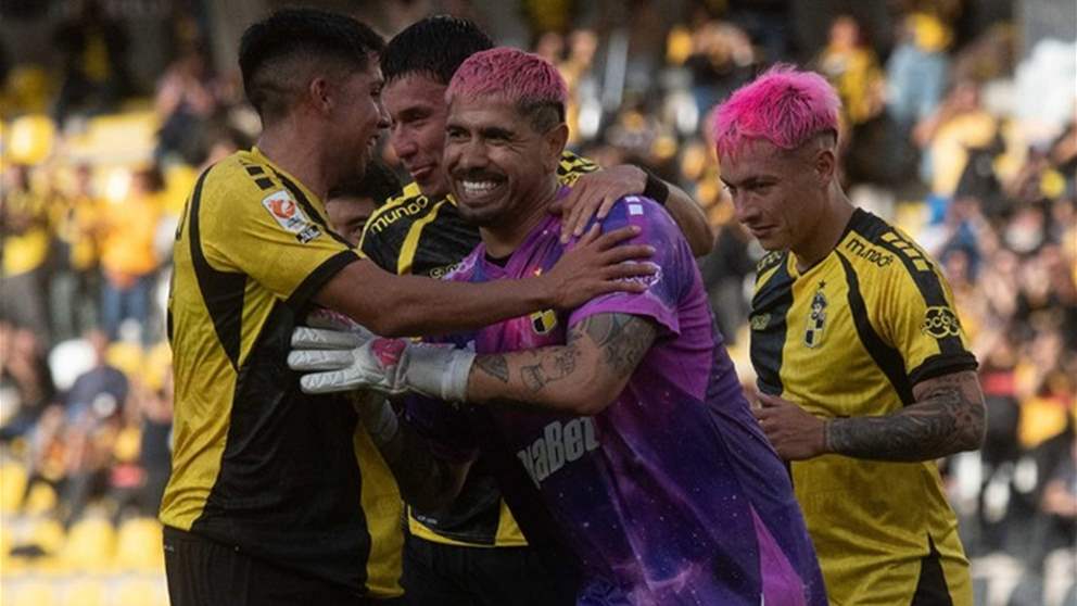 فيديو - صدّ ركلتيّ ترجيح بيدين عاريتين وسجل فحصد اللقب