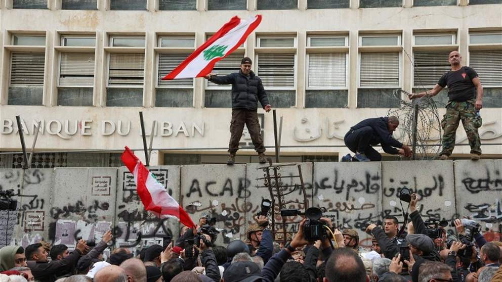 بالفيديو.. العسكريون المتقاعدون يعترضون موكب النواب