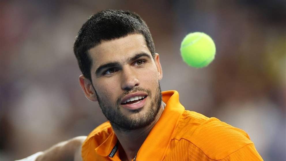 فيديو - ألكاراز يُمتع الجمهور بحركاته الاستعراضية