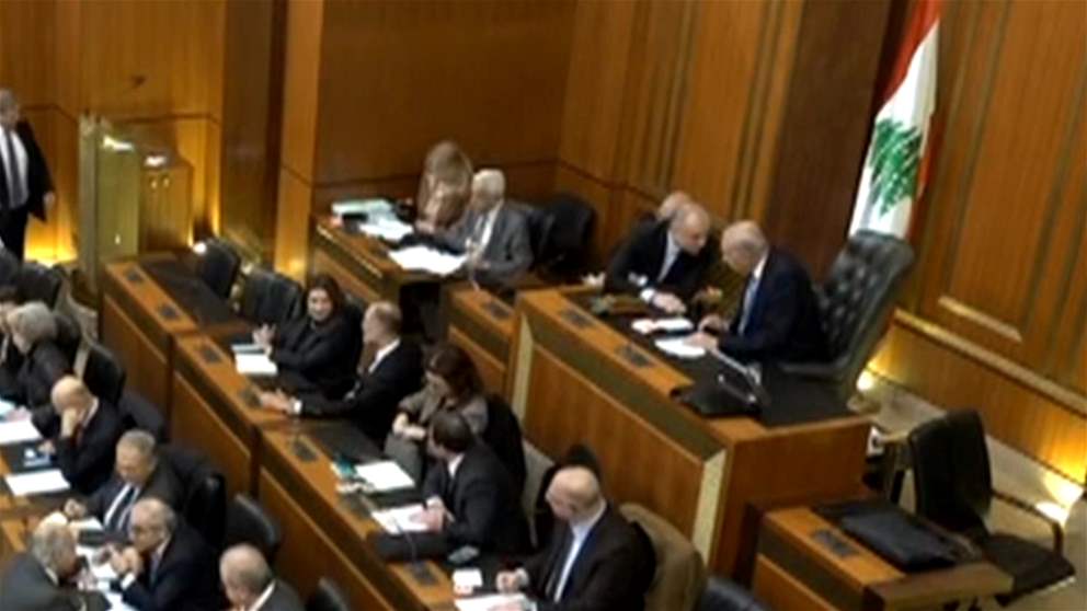 "وشوشة" بين بري وبو صعب (فيديو)