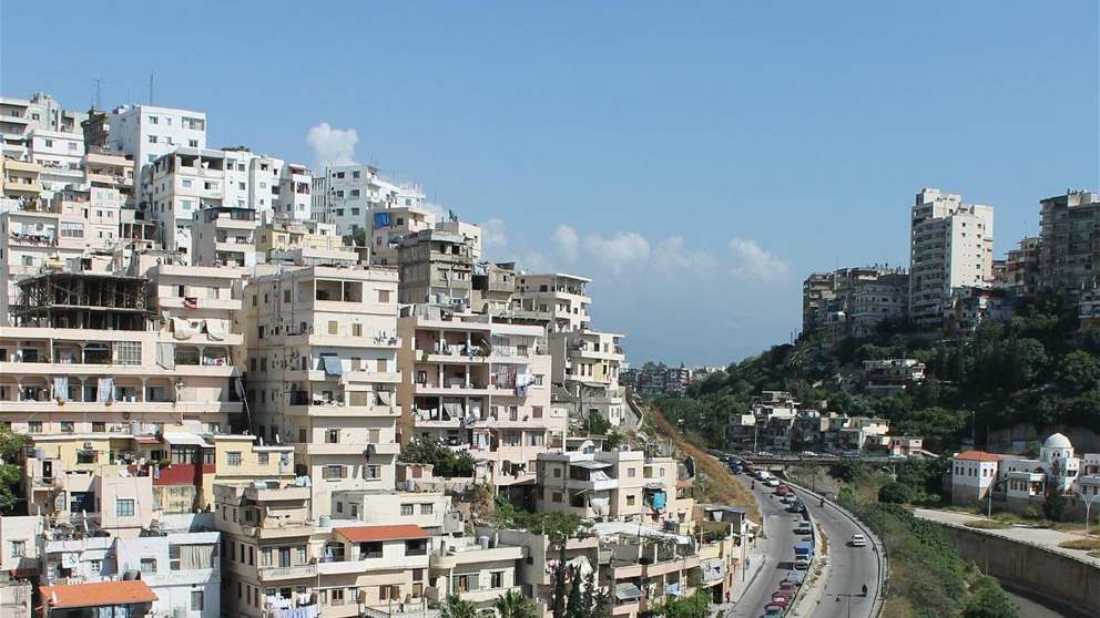 في طرابلس.. إخلاء مبنى مهدد بالانهيار  (فيديو)