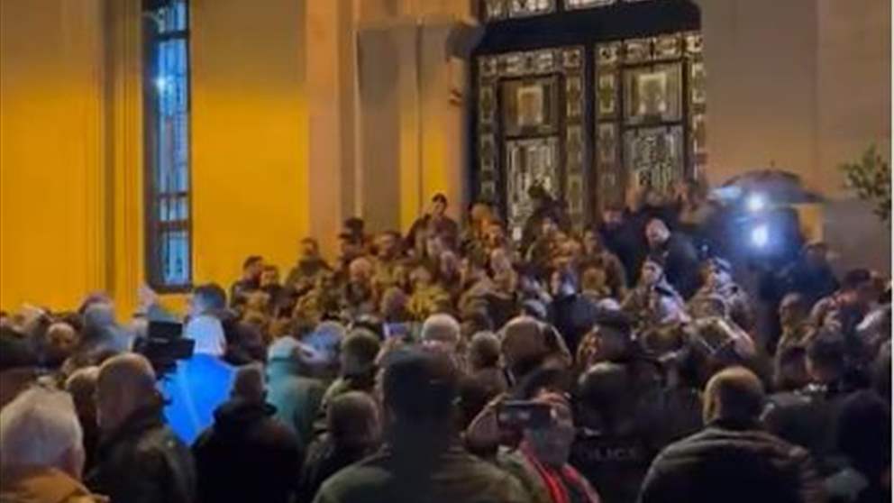 مراسلة الجديد تنقل الصورة من امام مدخل مجلس النواب