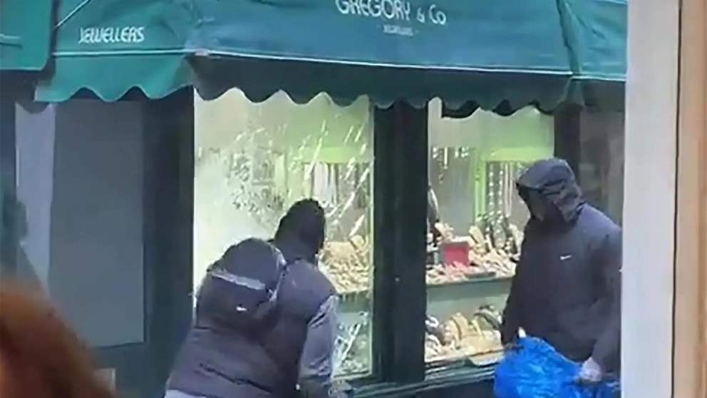 سرقة في وضح النهار.. علناً ودون تدخل أحد! (فيديو)