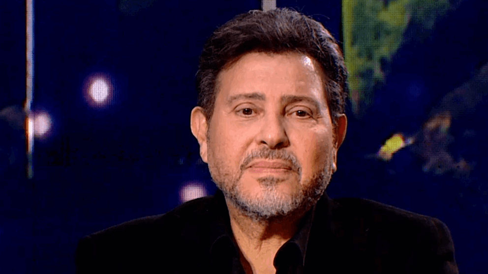 هاني شاكر يقلق الجمهور على صحته بعد غنائه على كرسي