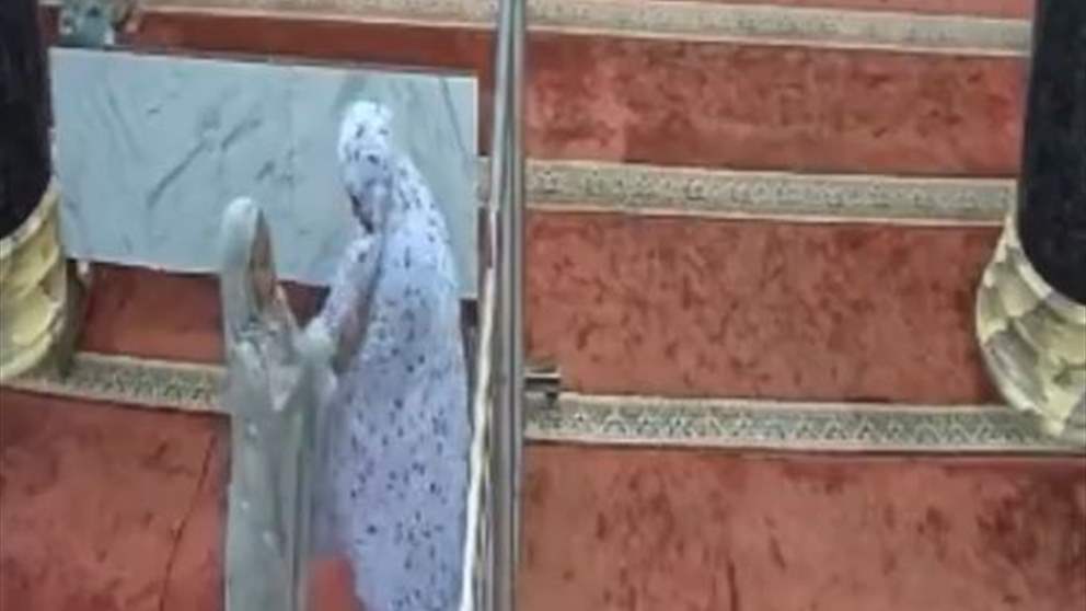 مزاح في المسجد يتسبب بكارثة - شاهد الفيديو