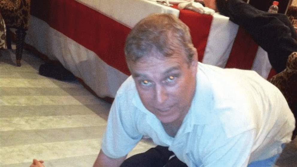 "ظهر راكعاً فوق إمرأة".. أمير بريطاني يغادر مقر إقامته (صورة)