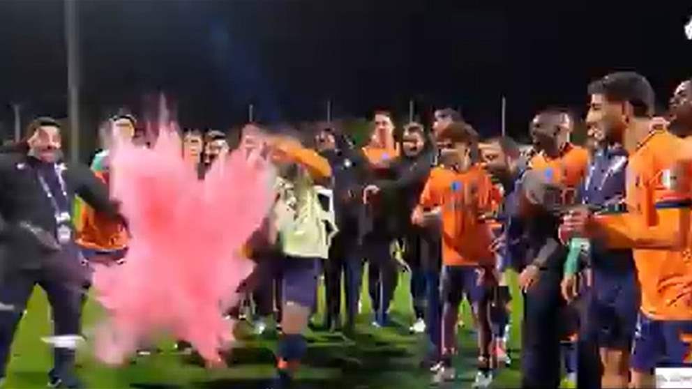 فيديو - احتفلوا مع زميلهم بمولوده بطريقة غريبة