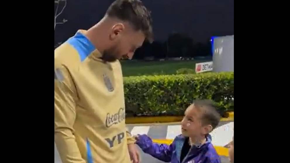 فيديو - ميسي لطفل يحتفل بطريقة غريبة: أنت مجنون!!