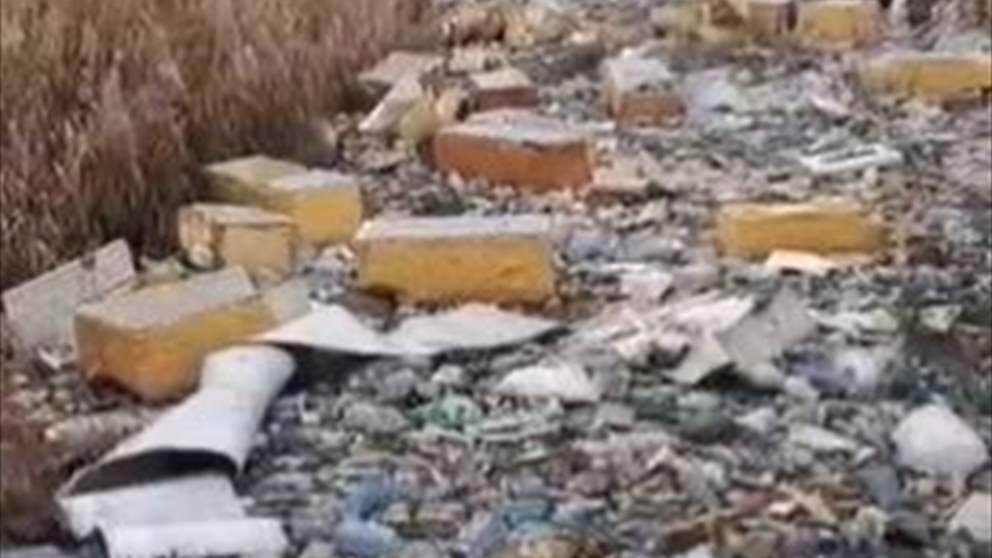 برادات وادوات كهربائية عائمة في نهر الغزيل - شاهد الفيديو