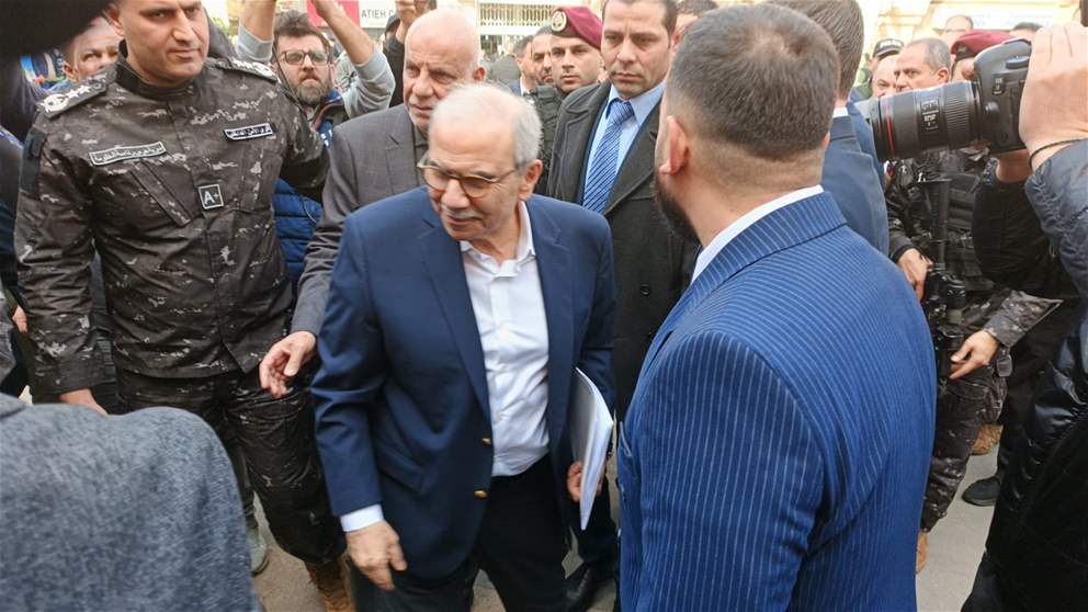 بالفيديو.. باقة ورد في استقبال سلام بالجنوب