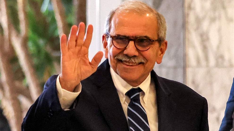  اهالي بلدة يارين الحدودية يقدمون للرئيس سلام العباءة العربية (صورة)